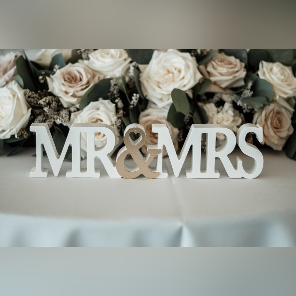 Mr & Mrs table sign